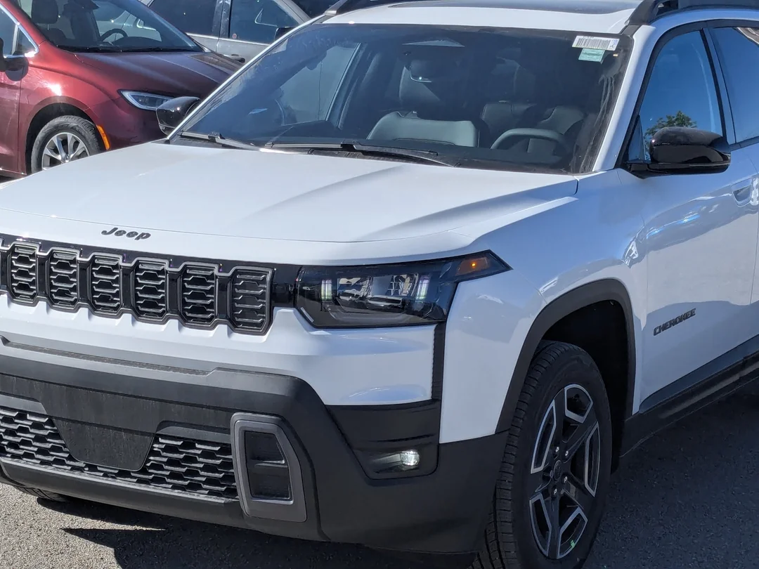 New 2026 White Jeep Limited - - 4x4 - Panoramic Sunroof - Power Liftgate - Leather Seats - Remote Start & More! image 10