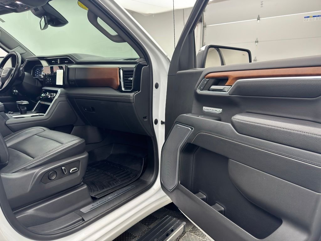 Used 2022 White Frost Tricoat GMC Denali image 23
