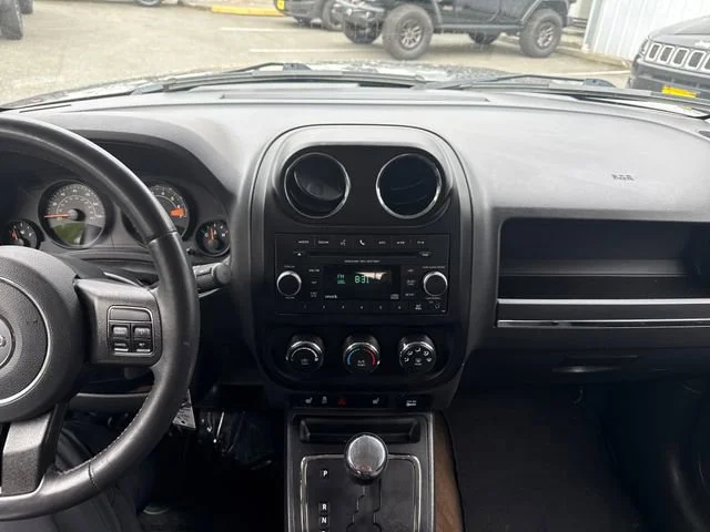 Used 2014 Granite Crystal Metallic Clearcoat Jeep Latitude image 21