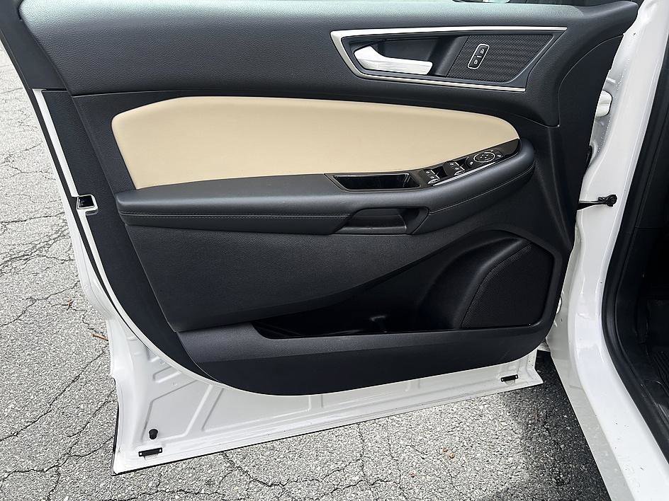 Used 2020 White Metallic Ford SEL image 11