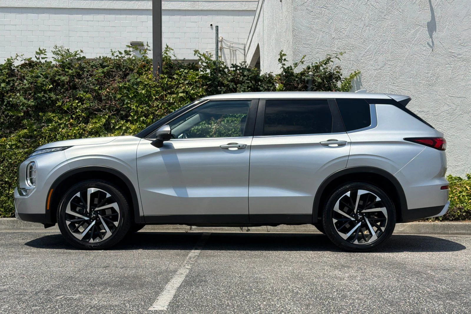 Used 2024  Mitsubishi SE image 9