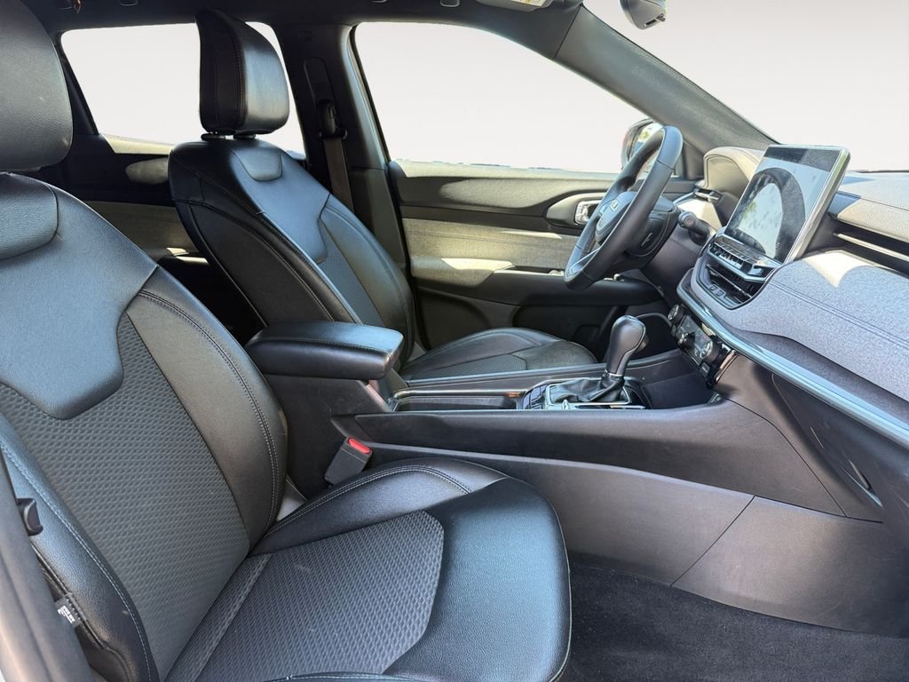 Used 2024  Jeep Latitude image 15