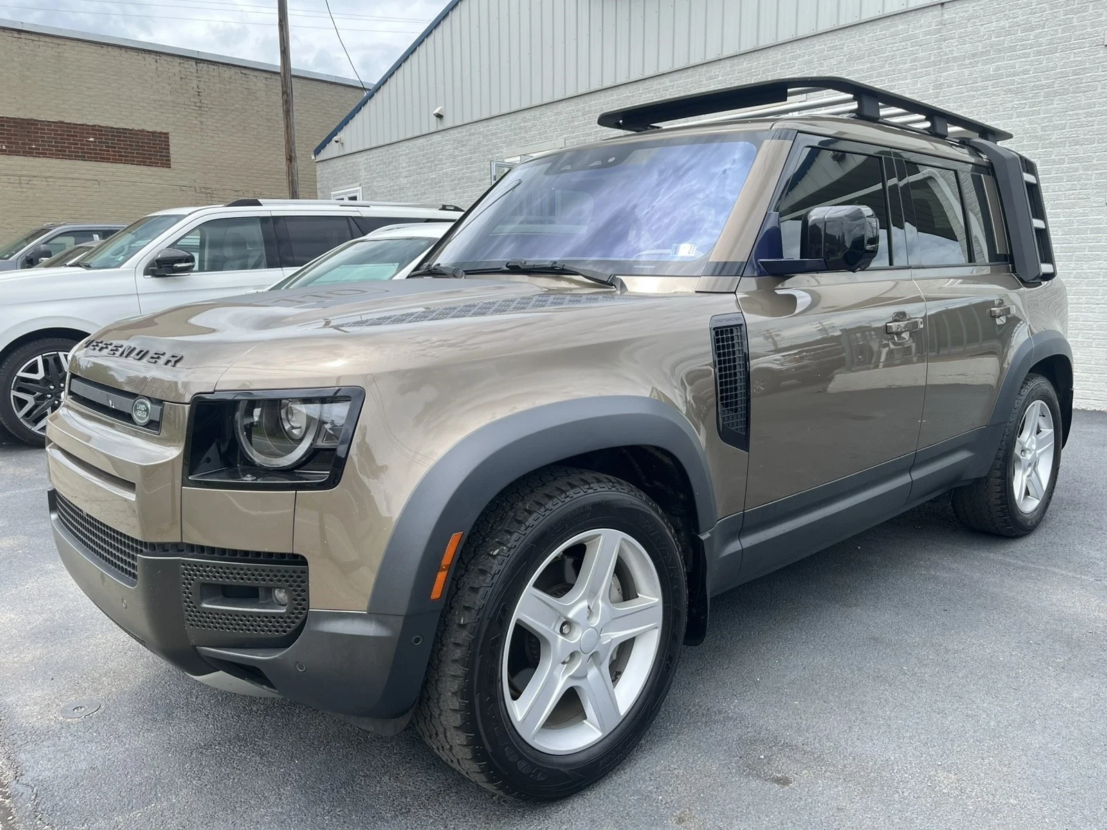 2020 Land Rover Defender SE's photo