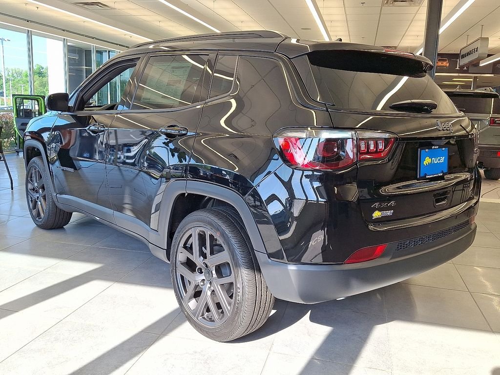 New 2026 Diamond Black Crystal Pearlcoat Jeep Latitude image 4