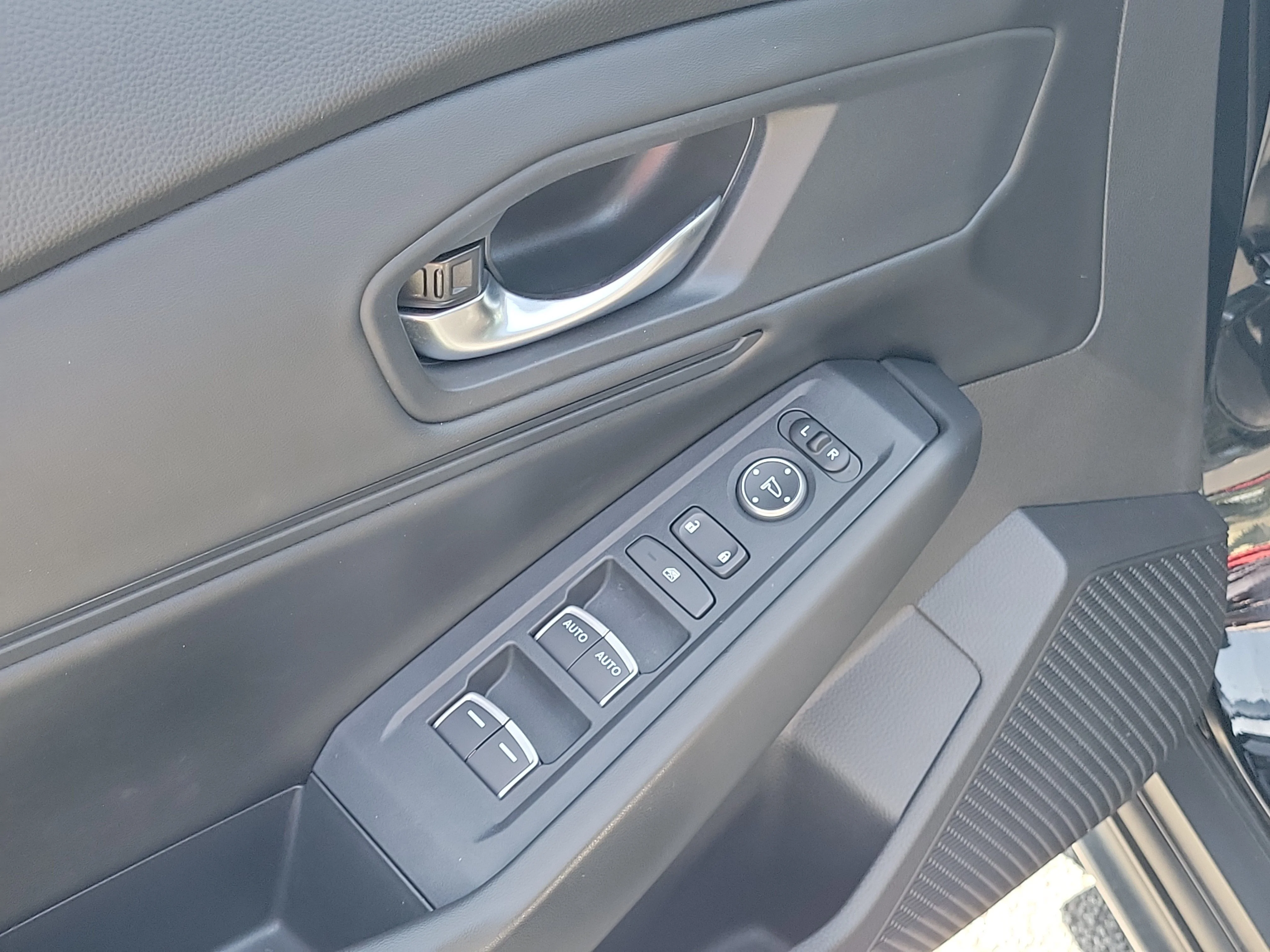 Used 2025 Black Honda SE image 17