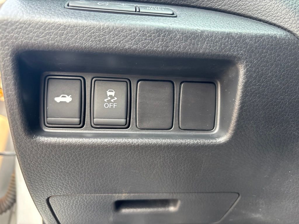 Used 2017 Silver Nissan 2.5 S image 19
