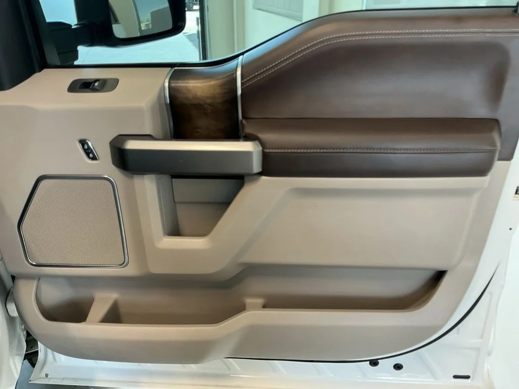 Used 2019 White Platinum Clearcoat Metallic Ford Limited image 32