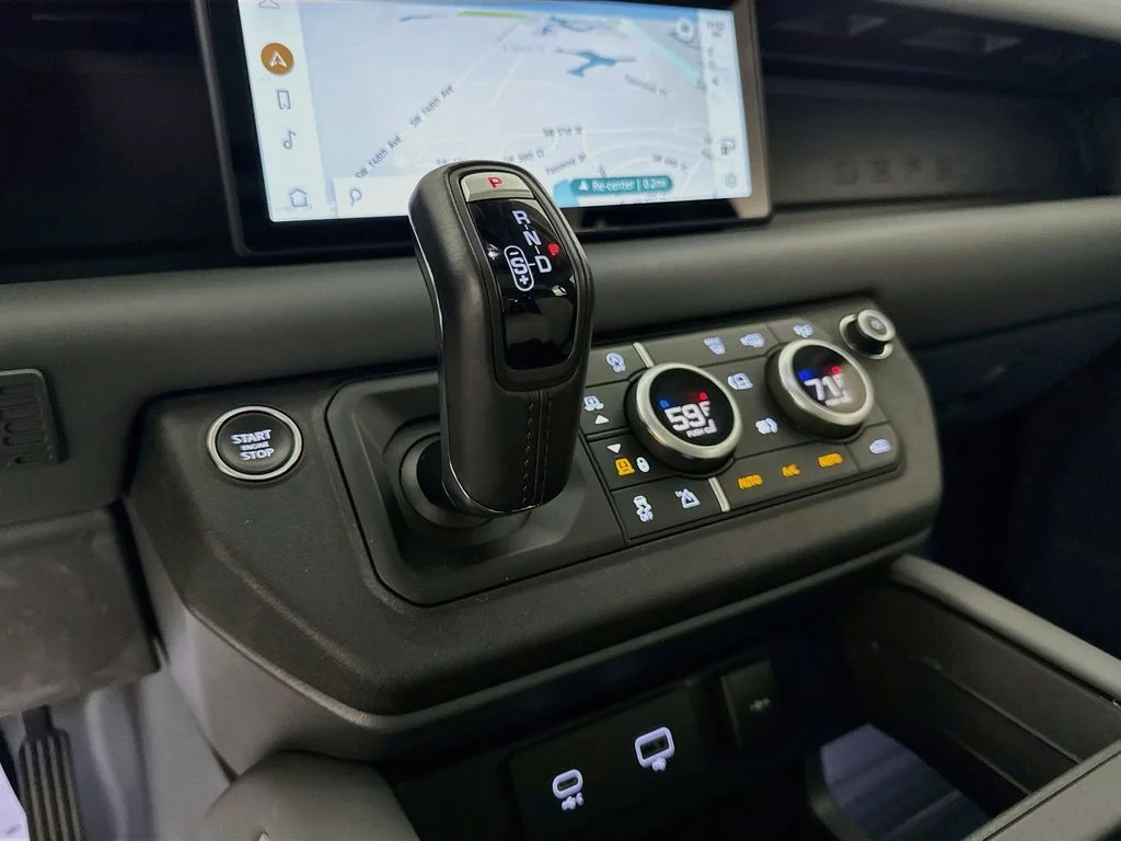 Used 2024 Black Land Rover X-Dynamic SE image 17