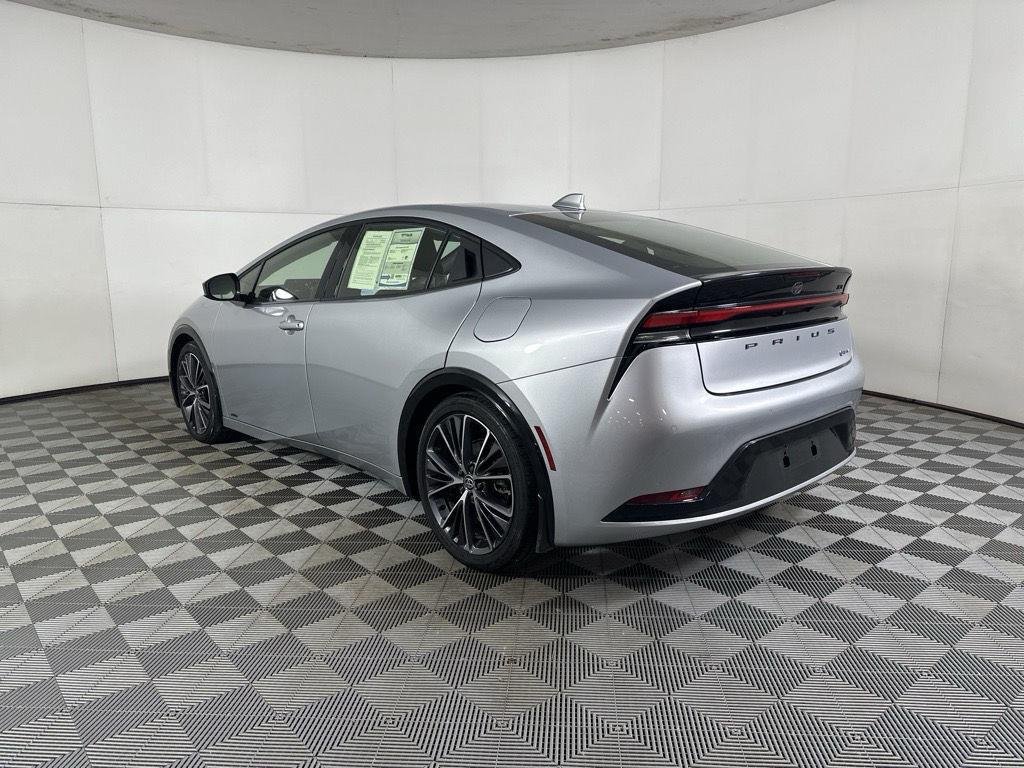 Used 2025 Cutting Edge Toyota XLE image 6