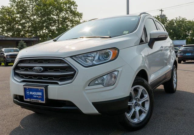 Used 2022 White Ford SE image 1