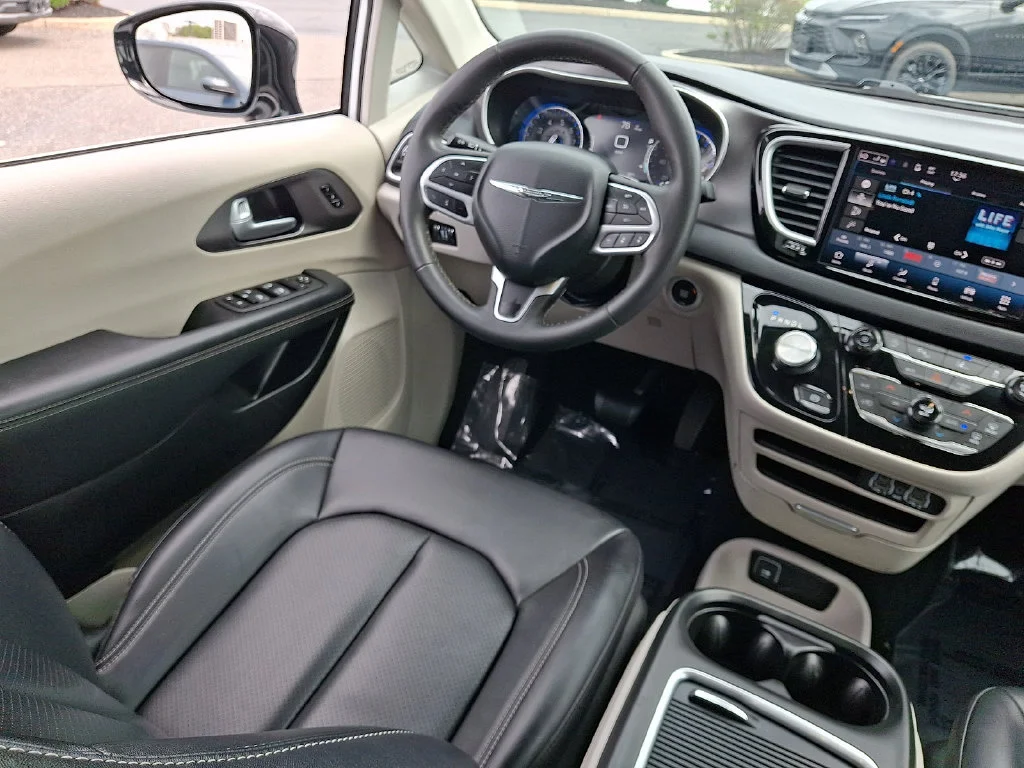 Used 2024 Bright White Cl Chrysler Touring L image 15