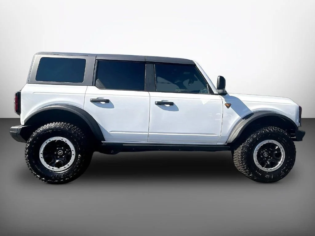Used 2024 Oxford White Ford Badlands image 8