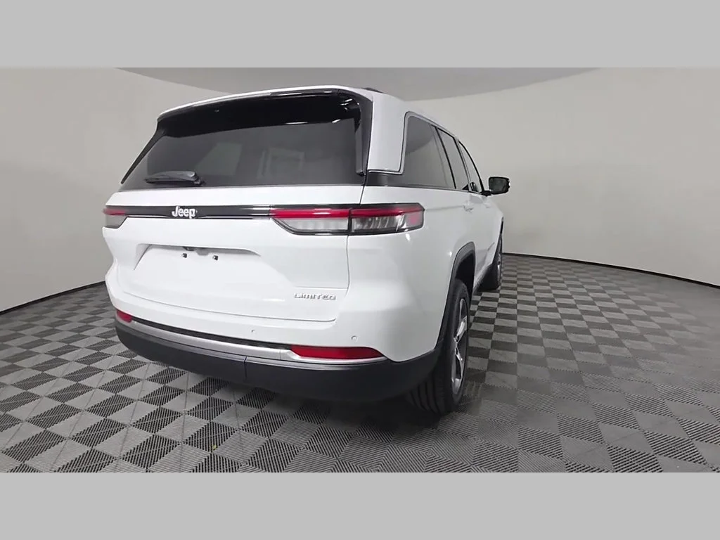 New 2026 Bright White Clear-Coat Exterior Paint Jeep Limited image 28