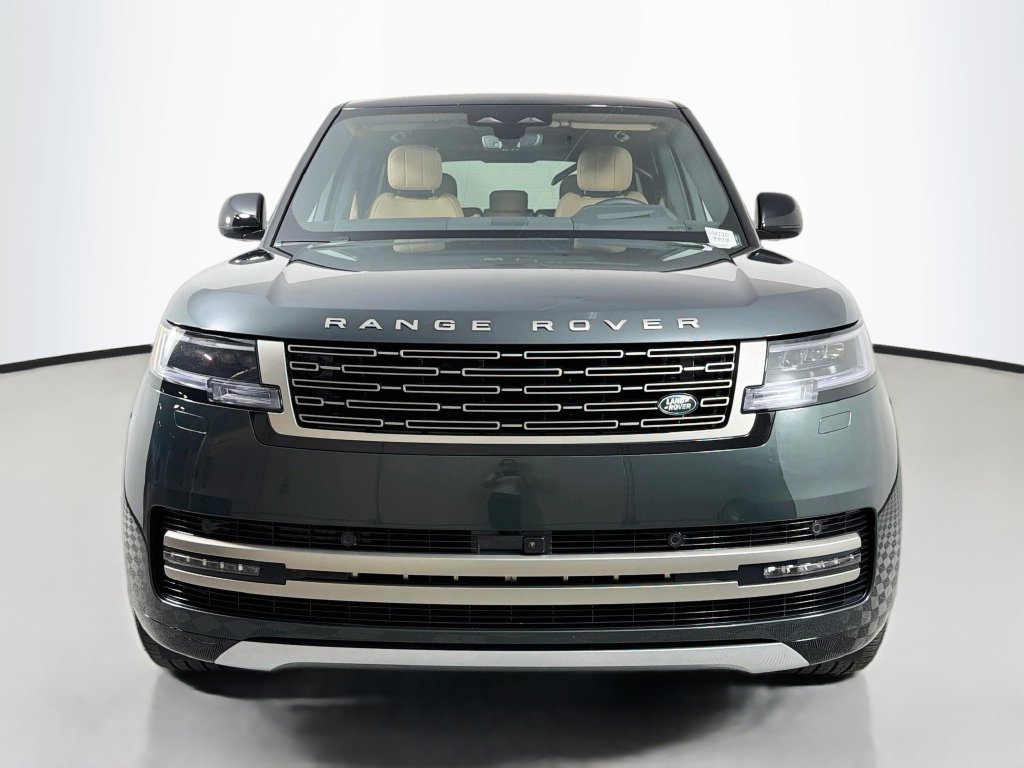 New 2027 Belgravia Green Land Rover SE image 2
