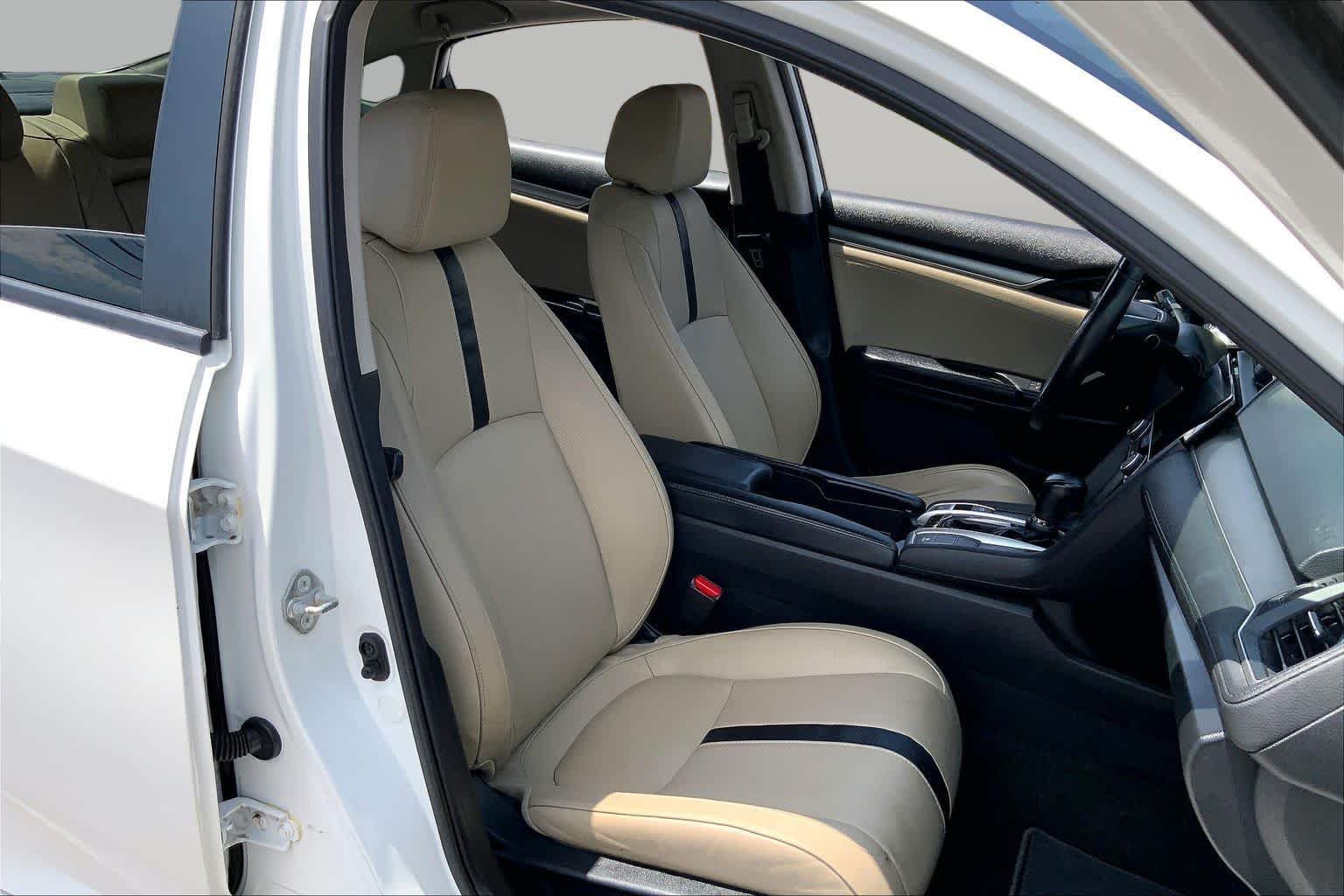 Used 2017 Lunar Silver Metallic Honda Touring image 7