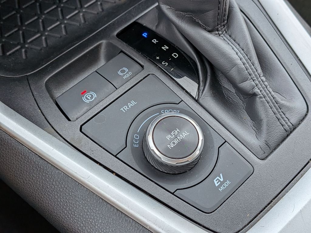 Certified Used 2025 Silver Toyota XLE image 25