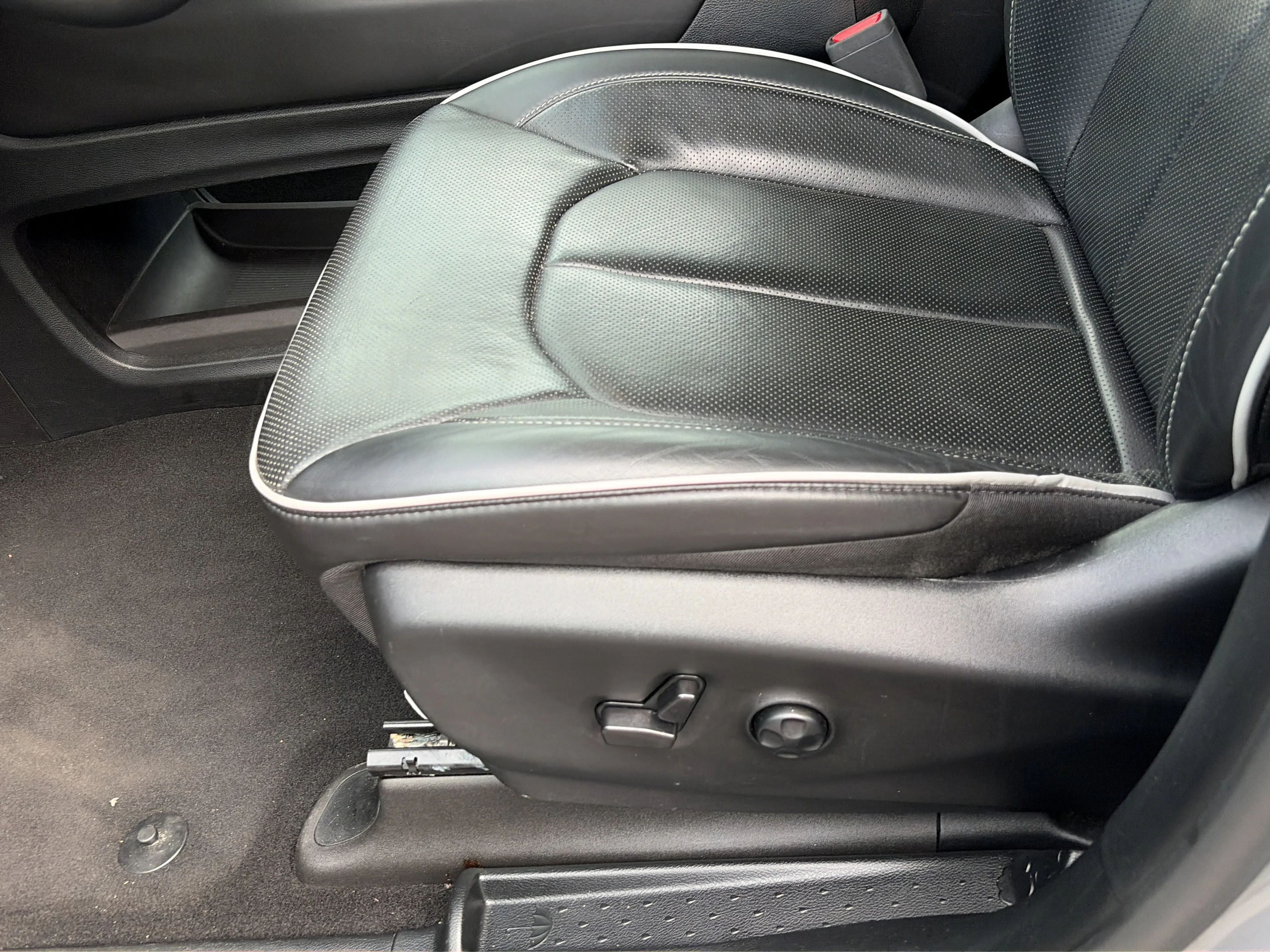 Used 2025 Ceramic Gray Clearcoat Chrysler Limited image 15