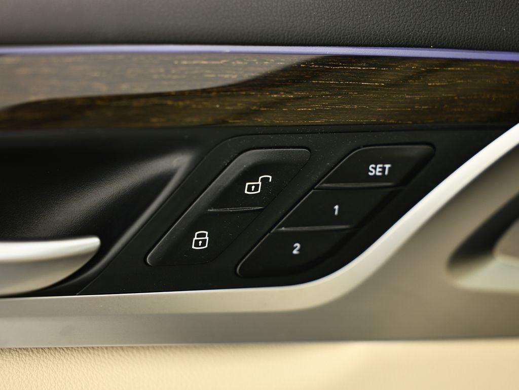 Used 2024 Black BMW xDrive30i image 19