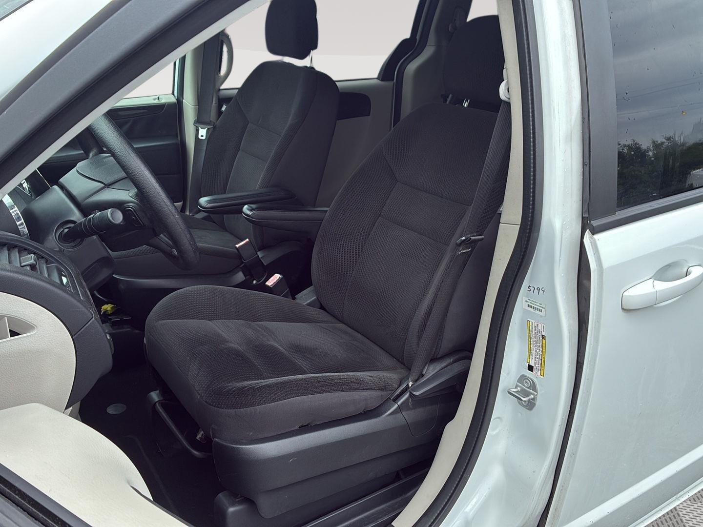Used 2018 White Knuckle Clearcoat Dodge SE image 3