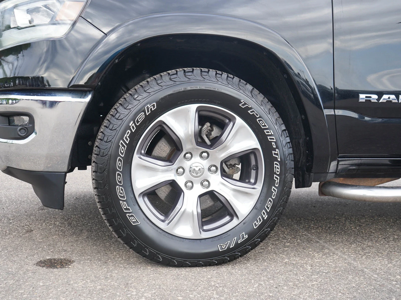 Used 2020 Diamond Black Crystal Pearlcoat Ram Laramie image 28