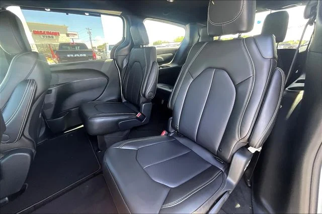 2026 Chrysler Pacifica Select - Photo 10