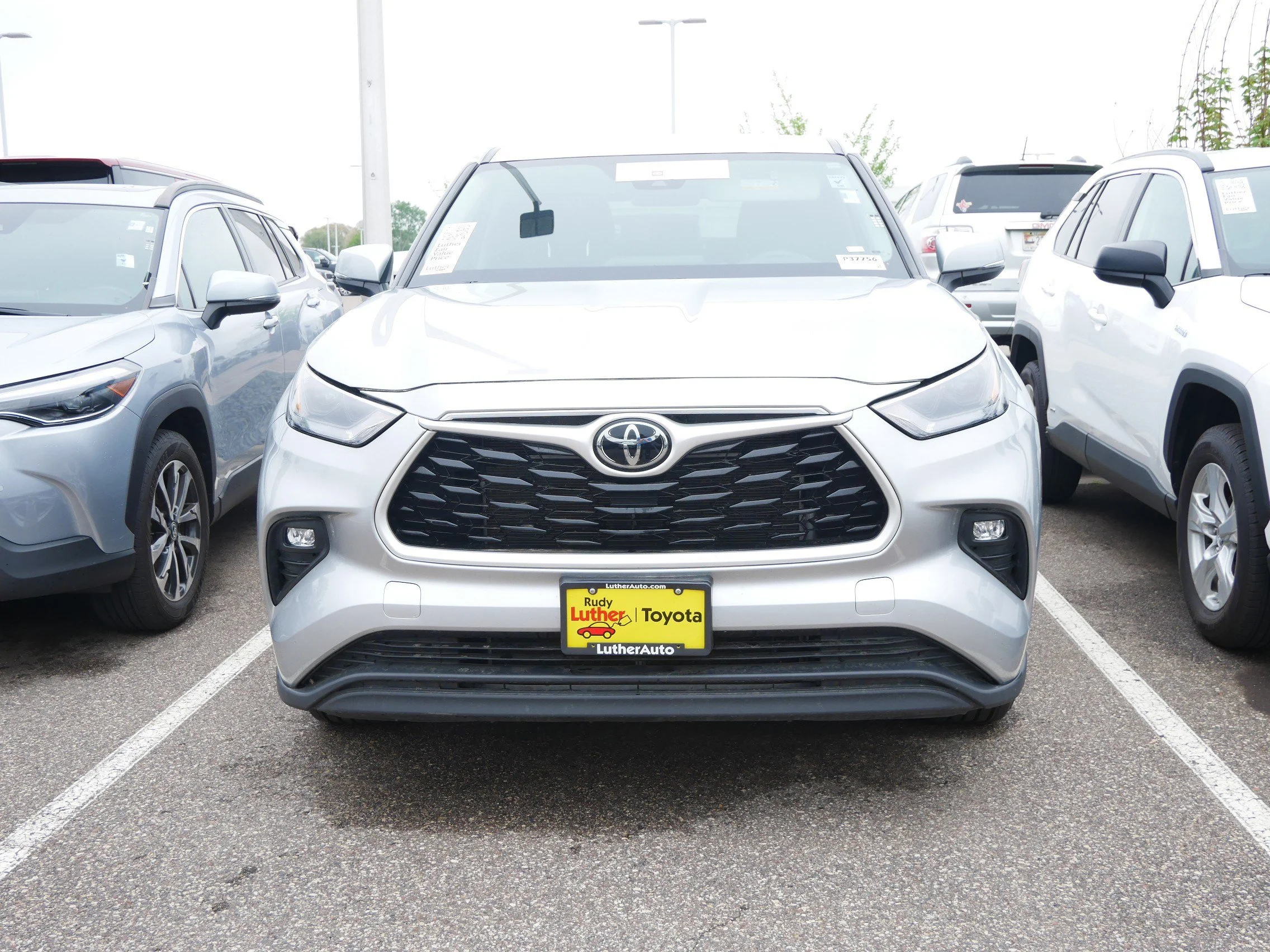 Used 2024 Toyota Highlander LE with VIN 5TDKDRBH7RS538788 for sale in Brooklyn Center, Minnesota