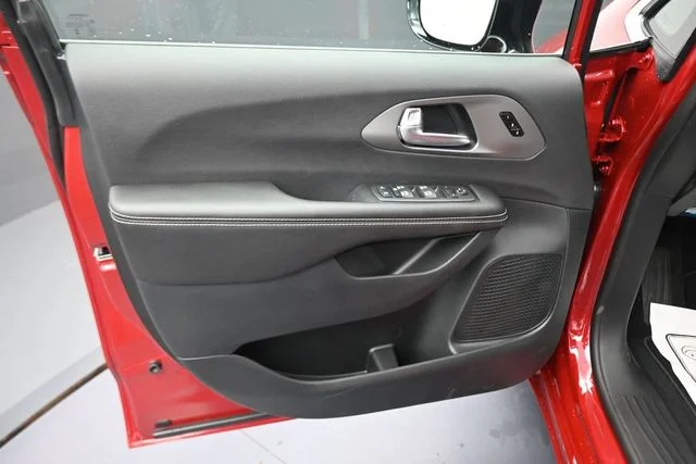 New 2027 Red Hot Pearl-Coat Exterior Paint Chrysler Select image 25