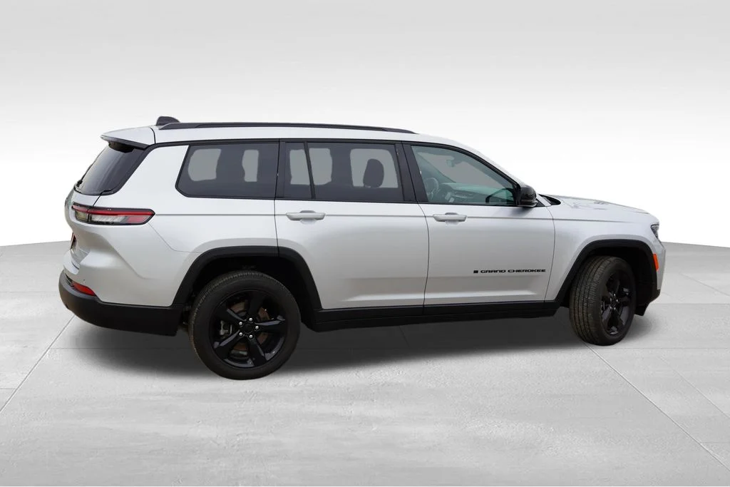 Certified Used 2023 Silver Jeep Altitude image 4