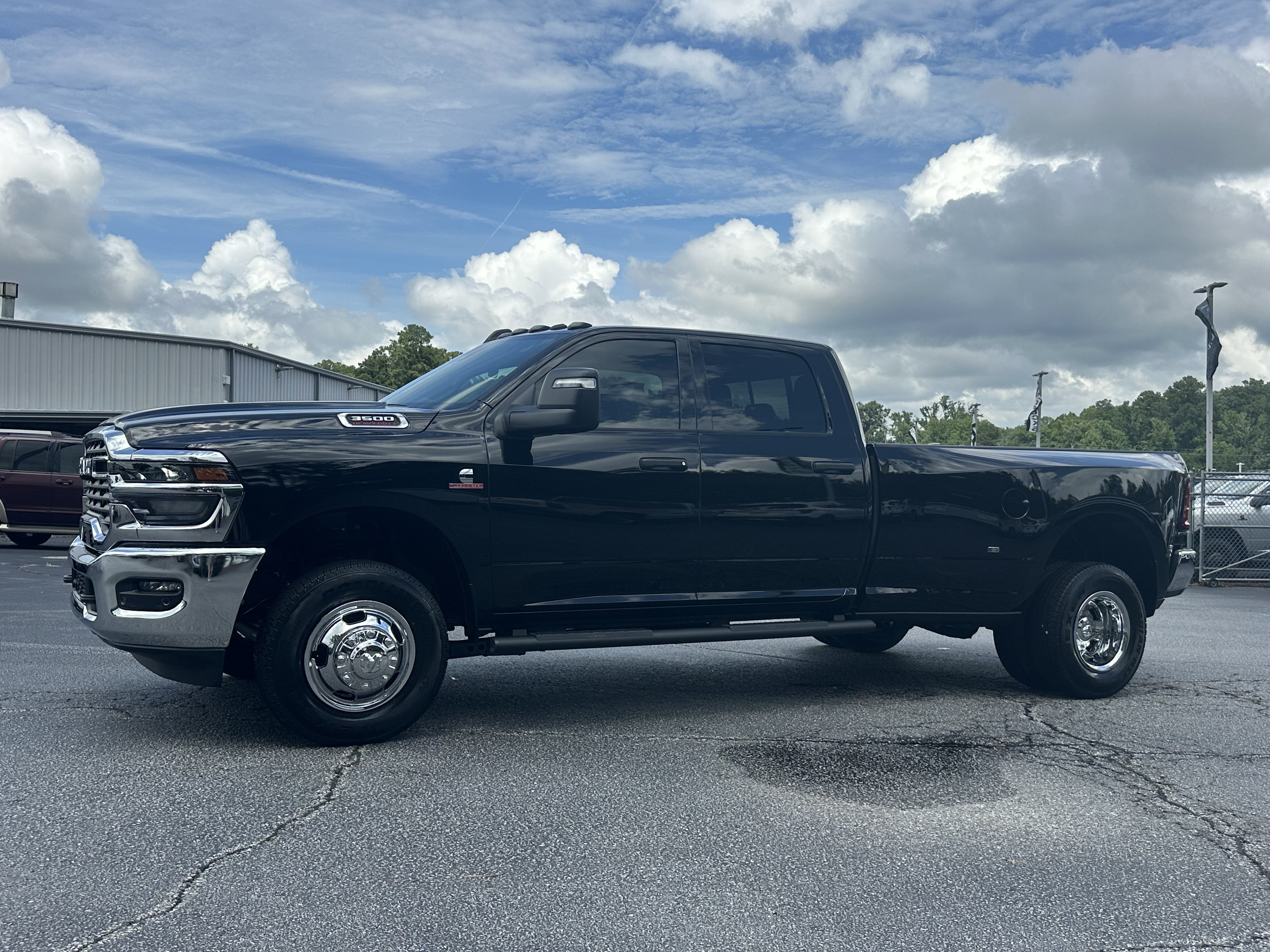 New 2026 Diamond Black Crystal Pearl-Coat Exterior Paint RAM Tradesman image 4