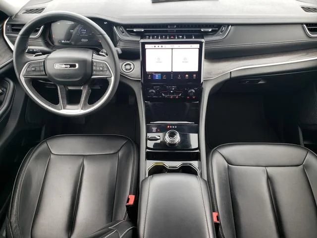 Used 2023  Jeep Limited image 15