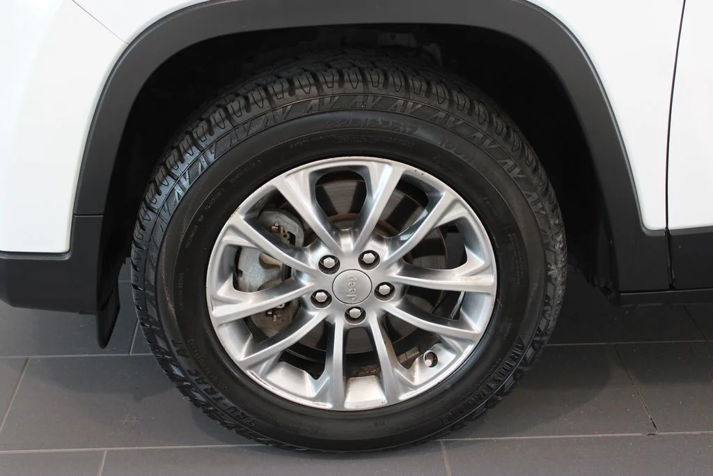 Used 2019 Bright White Clearcoat Jeep Latitude Plus image 29