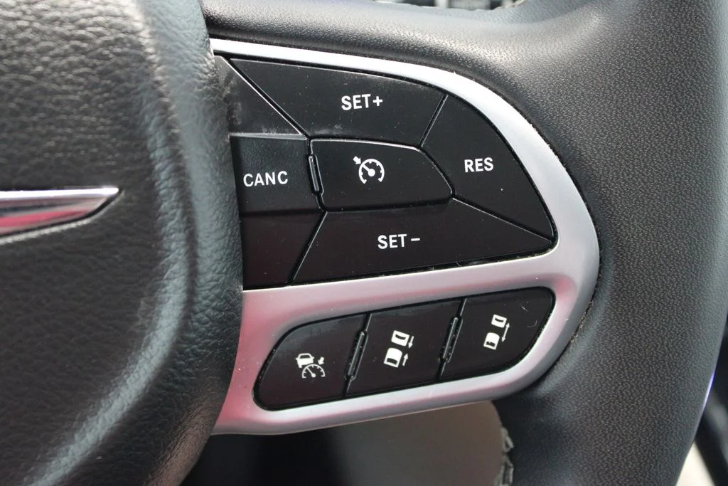 Used 2023 Bright White Clearcoat Chrysler Touring L image 22