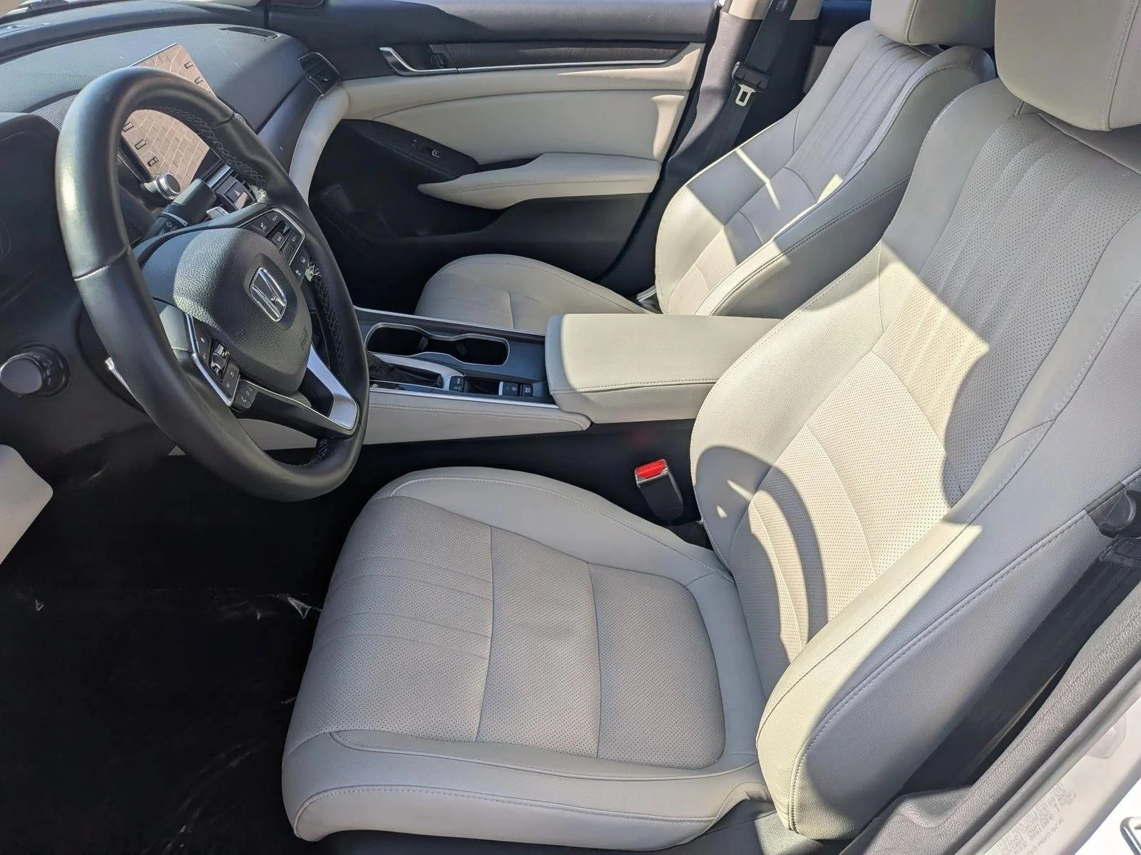 Used 2018 White Honda Touring 1.5T image 17