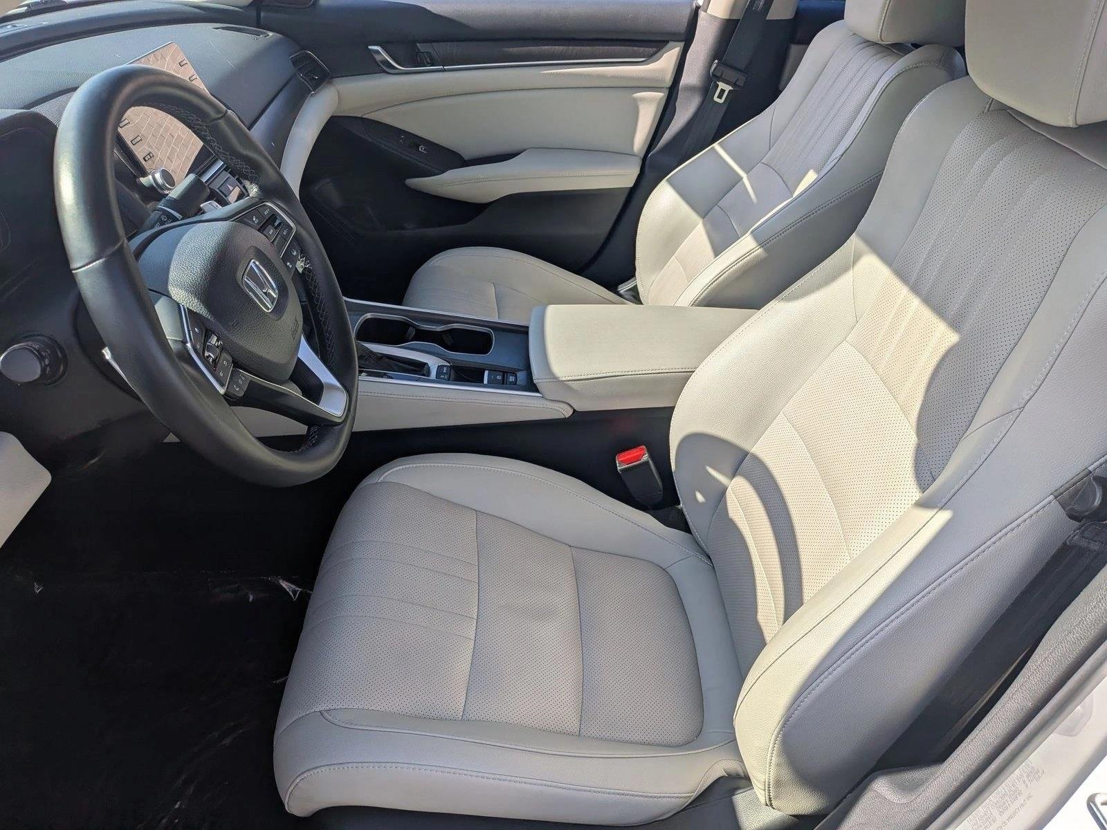 Used 2018 White Honda Touring 1.5T image 17