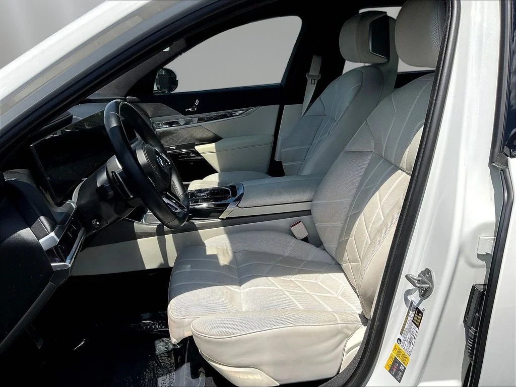 Used 2023 Alpine White BMW xDrive60 image 20