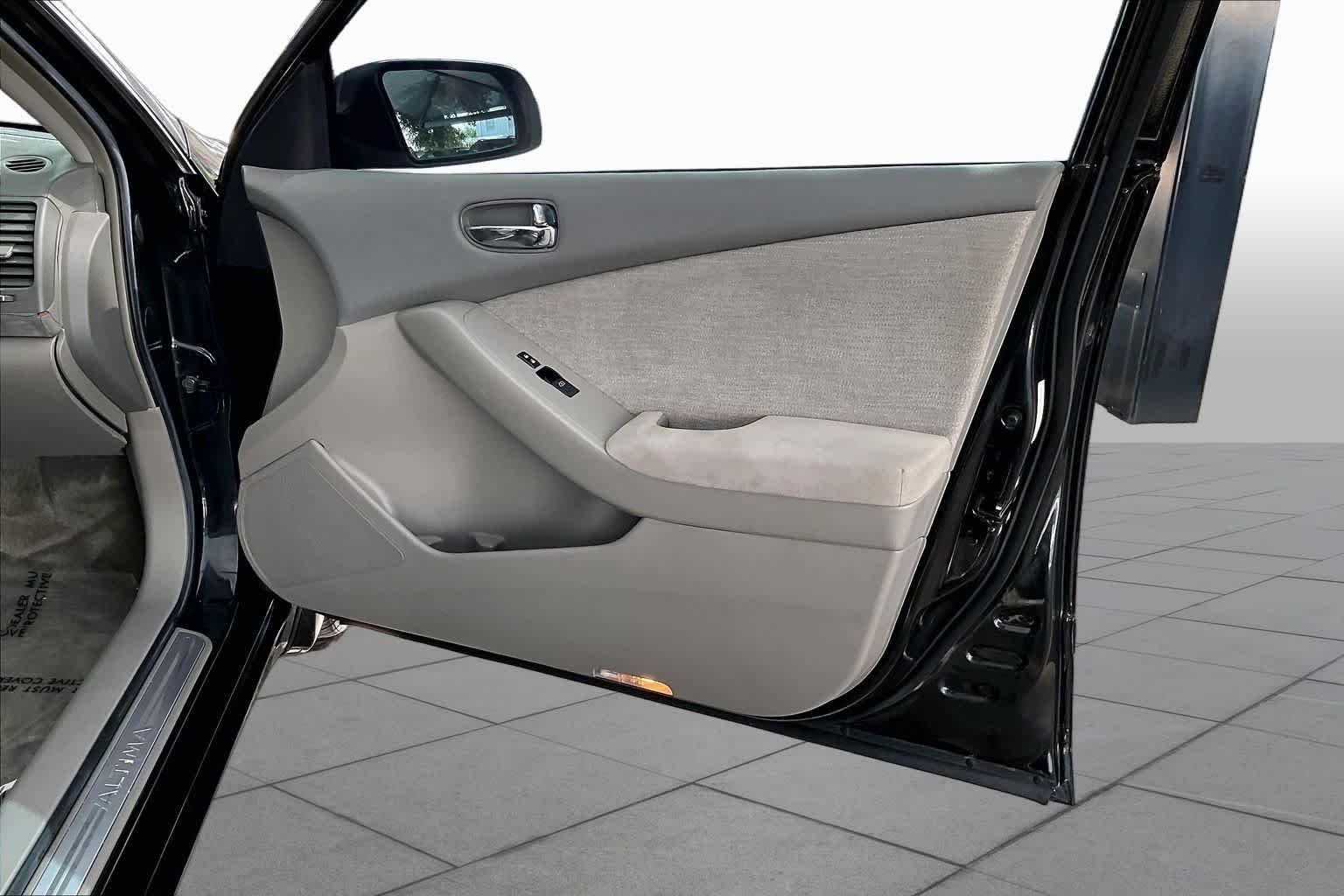 Used 2010 Super Black Nissan 2.5 S image 22