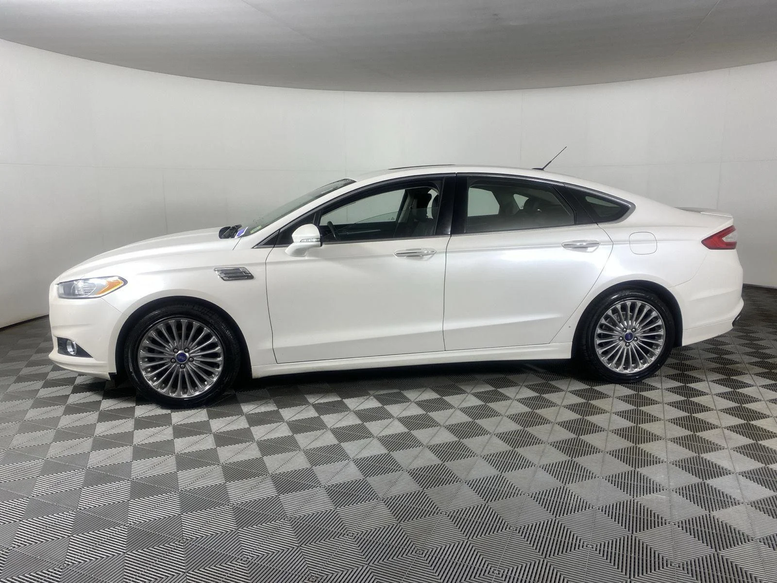 Used 2014 White Platinum Metallic Tri-Coat Ford Titanium image 6