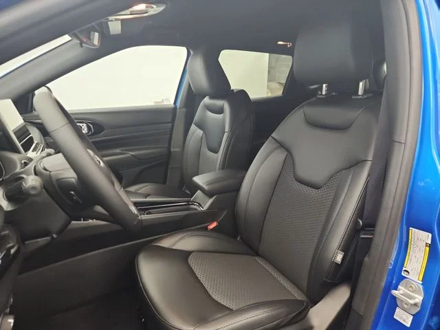 New 2026 Hydro Blue Pearl-Coat Exterior Paint Jeep Latitude image 14