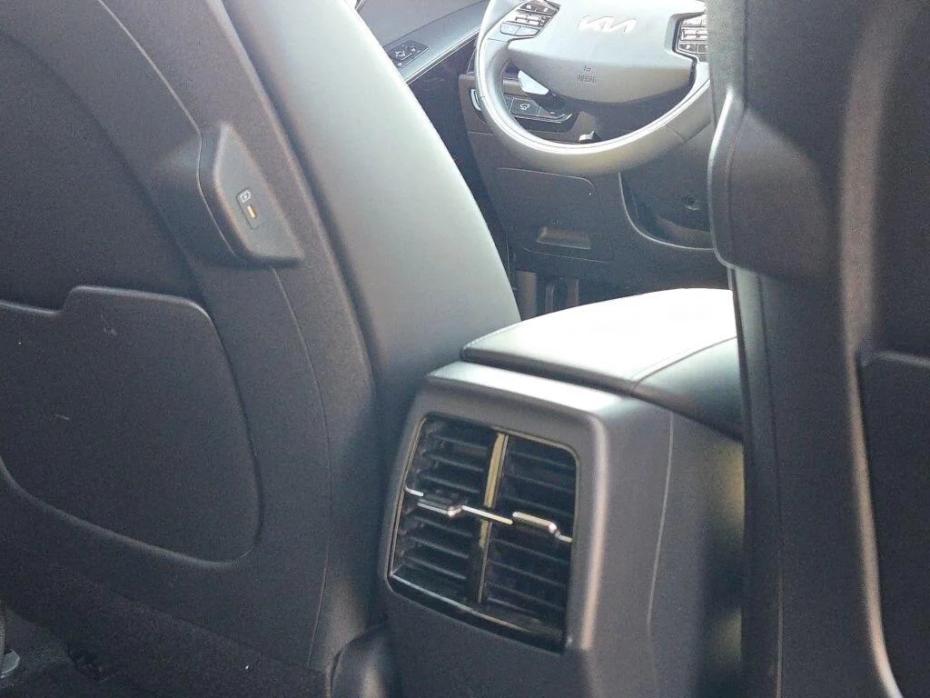 Used 2023 Mineral Blue Kia Wind image 9