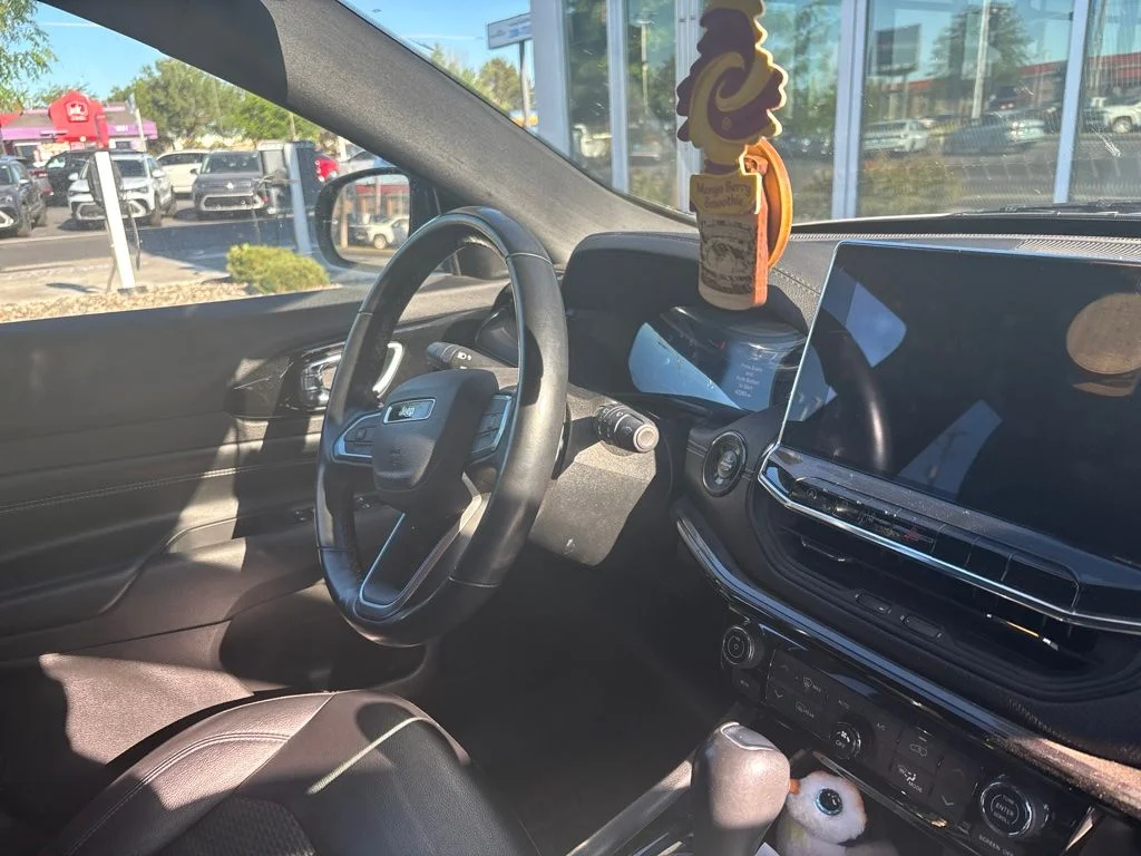 Used 2022 White Jeep Latitude image 12