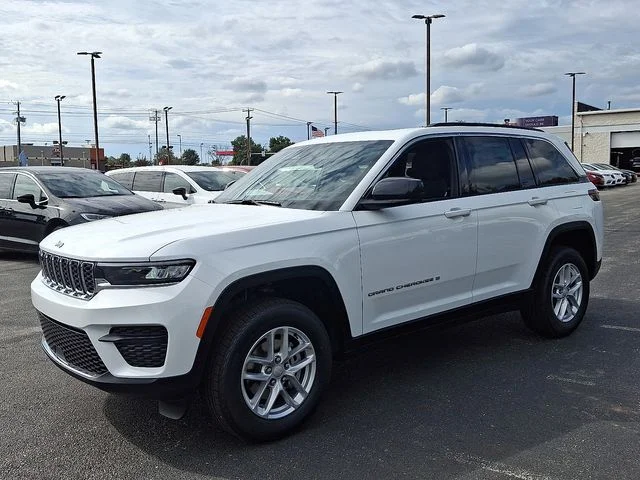 New 2025 White/off-white Jeep Laredo image 3