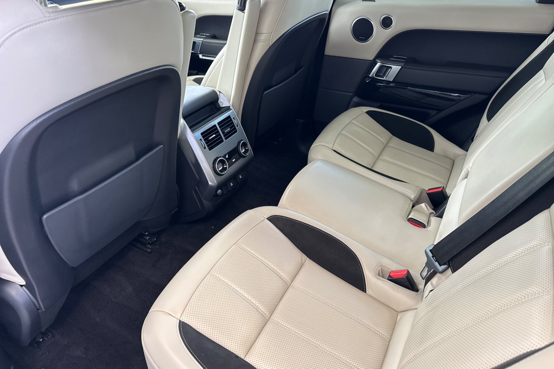 Used 2021 Santorini Black Metallic Land Rover HSE Dynamic image 4