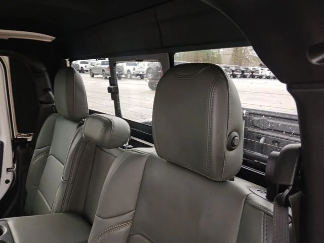 New 2026 Bright White Clear-Coat Exterior Paint Jeep Mojave X image 19