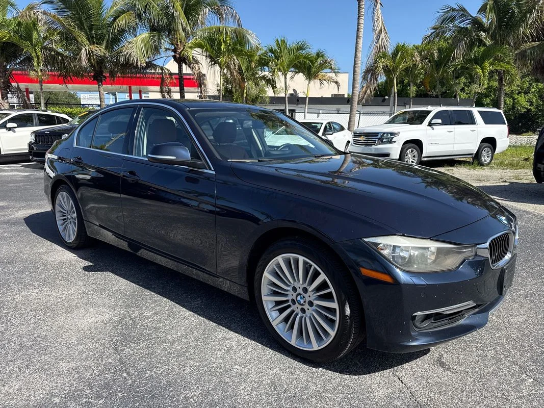 Used 2013  BMW xDrive image 7