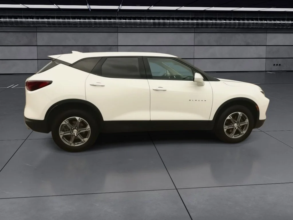 Used 2023 White Chevrolet LT image 9