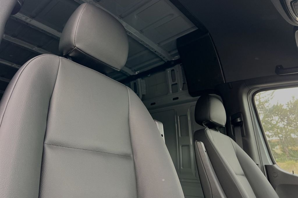 Used 2024  Mercedes-Benz Cargo 170 WB image 16