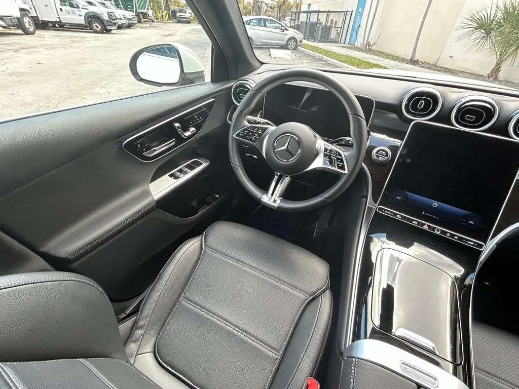 Used 2025  Mercedes-Benz GLC 300 image 9