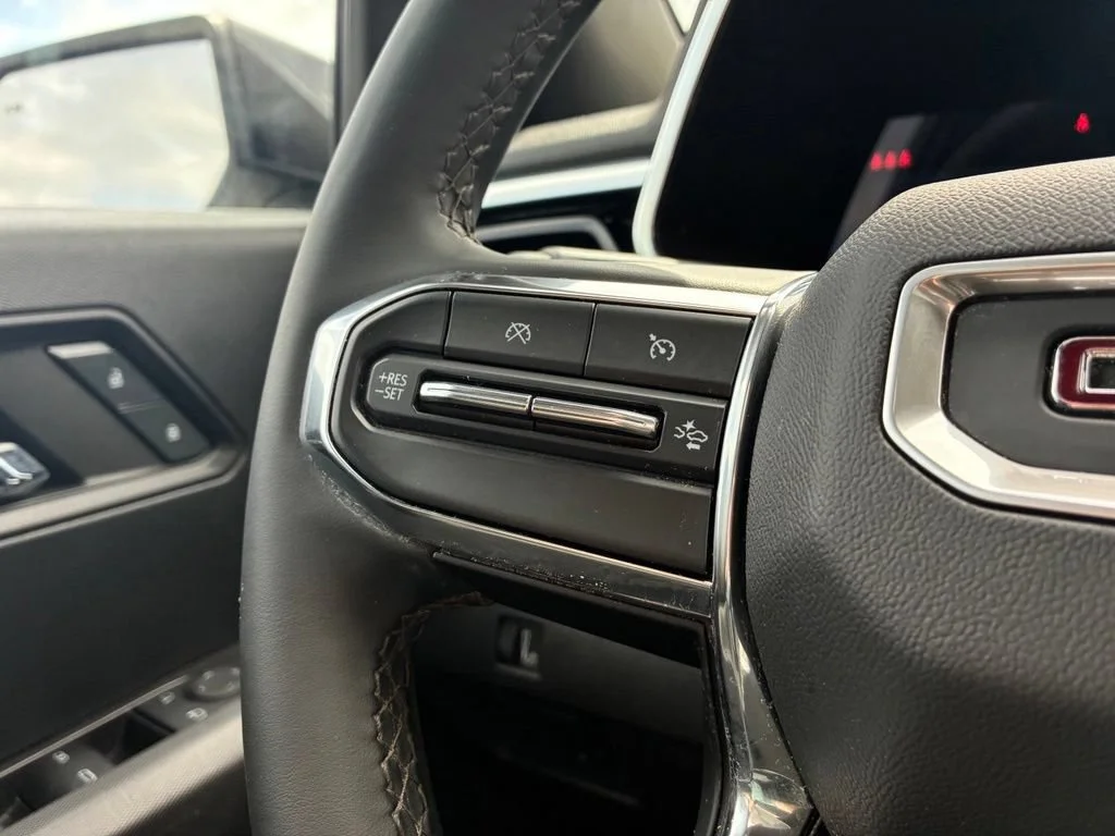 Used 2024 Summit White GMC Elevation image 44