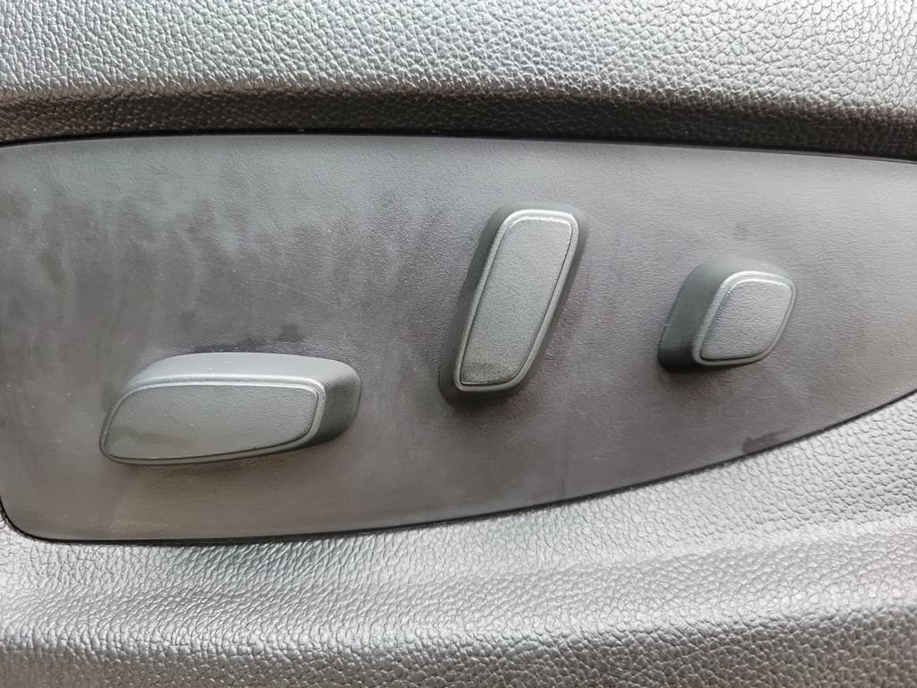 Used 2017 SUMMIT WHITE Chevrolet LT image 18