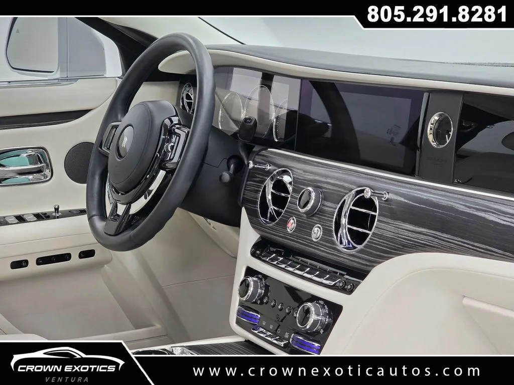 Used 2021  Rolls-Royce Base image 17